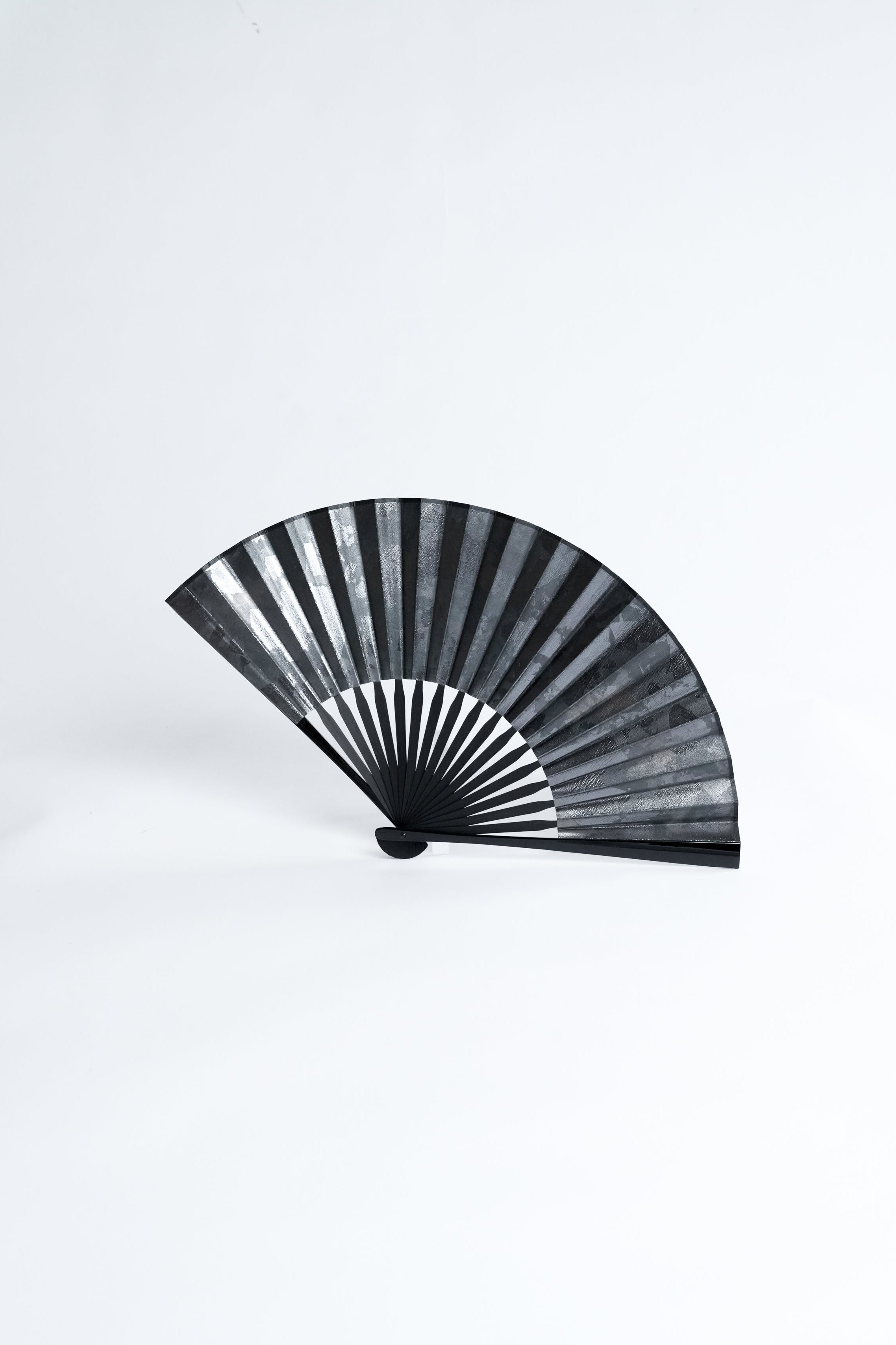 レザー扇子[HAKU] 黒箔