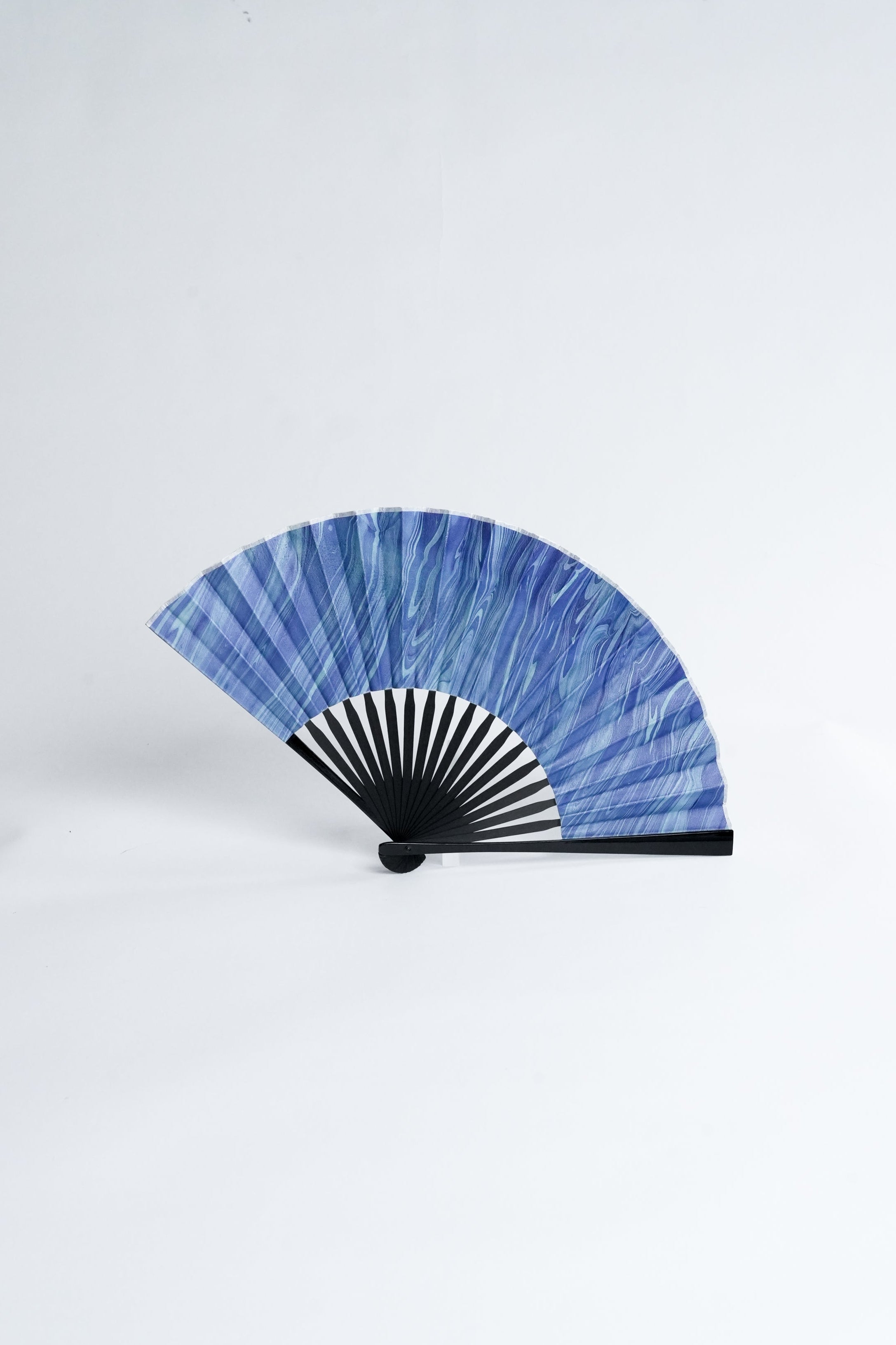 レザー扇子[墨流し] 青