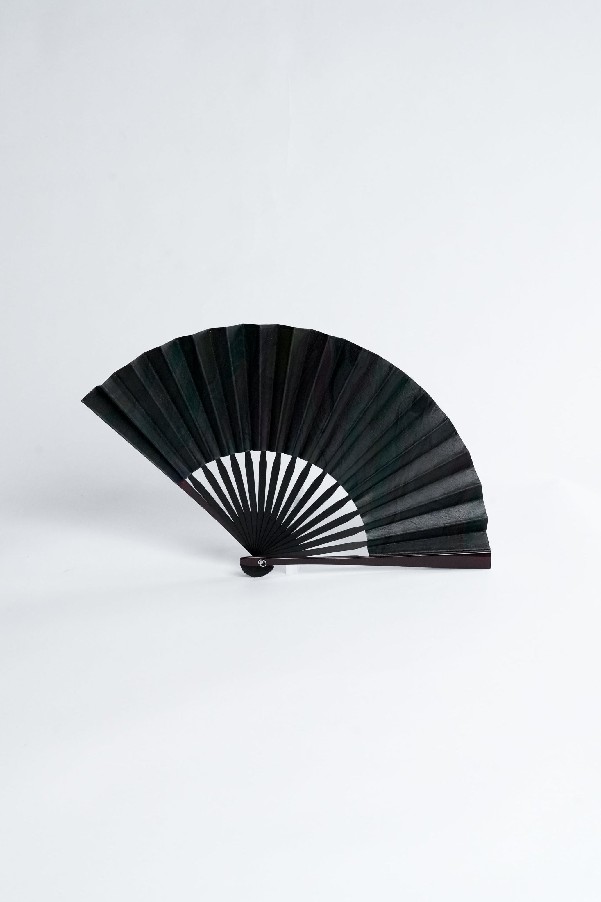 レザー扇子[墨流し] 黒緑
